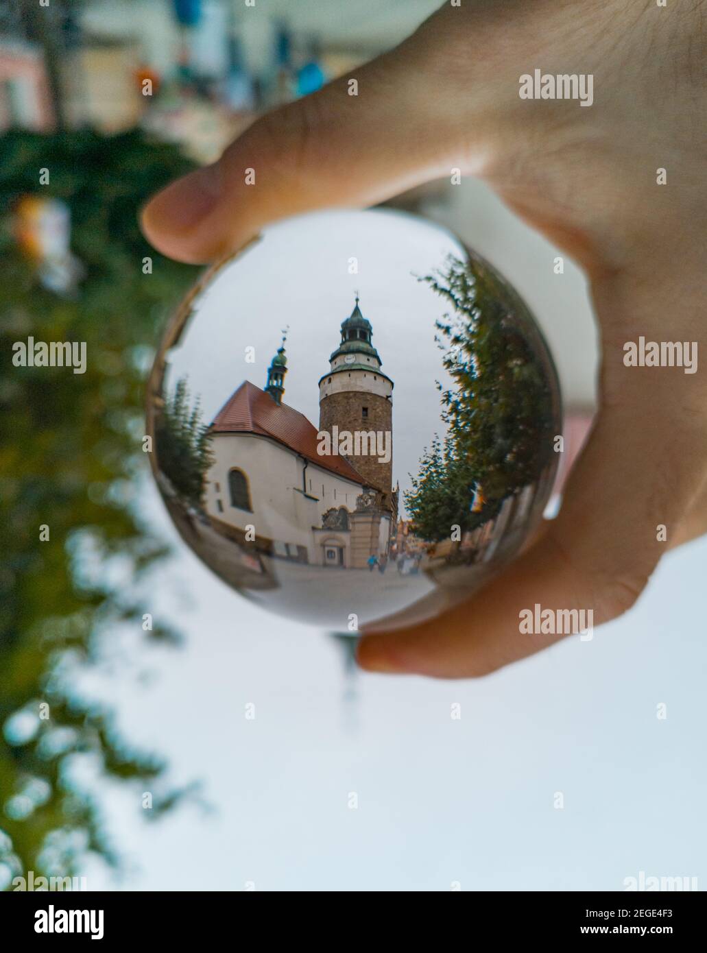 Jelenia Gora 7 settembre 2019 Cappella con porta d'ingresso a. città in cristallo vetroso lensball Foto Stock