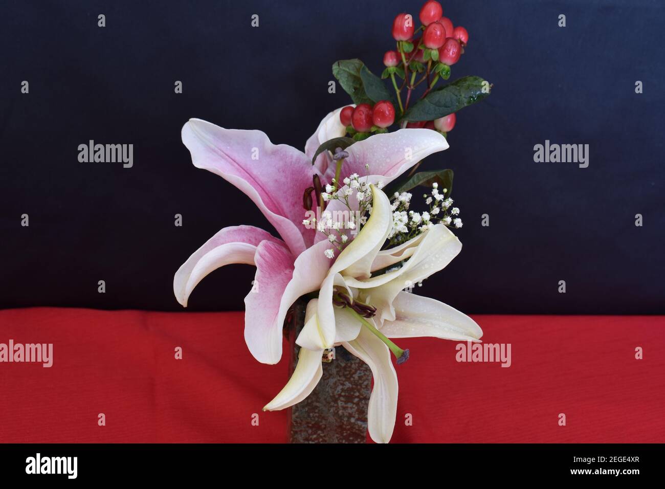 Una varietà di fiori, boccioli e foglie in un colorato allestimento interno con blurring selettivo -06 Foto Stock