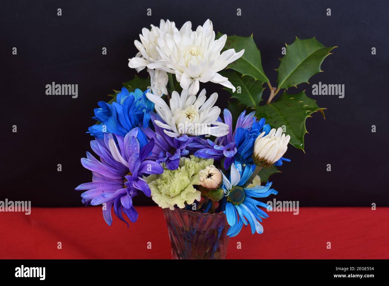 Una varietà di fiori, boccioli e foglie in un colorato allestimento interno con blurring selettivo -07 Foto Stock