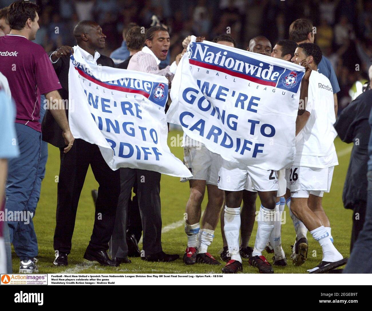 Calcio - West Ham United v Ipswich Town Nationwide League Division One Play Off semi Final Second leg - Upton Park - 18/5/04 West Ham Players Celebrate after the game Mandatory Credit: Action Images / Andrew Budd Foto Stock