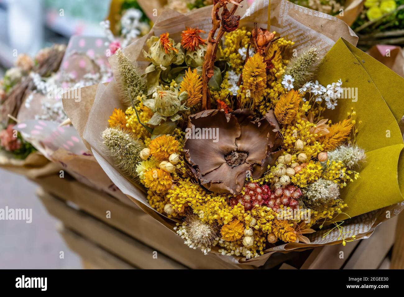 Bouquet di fiori conservati in tonalità gialle per San Valentino Il 14 febbraio o la Giornata Internazionale della Donna l'8 marzo Foto Stock