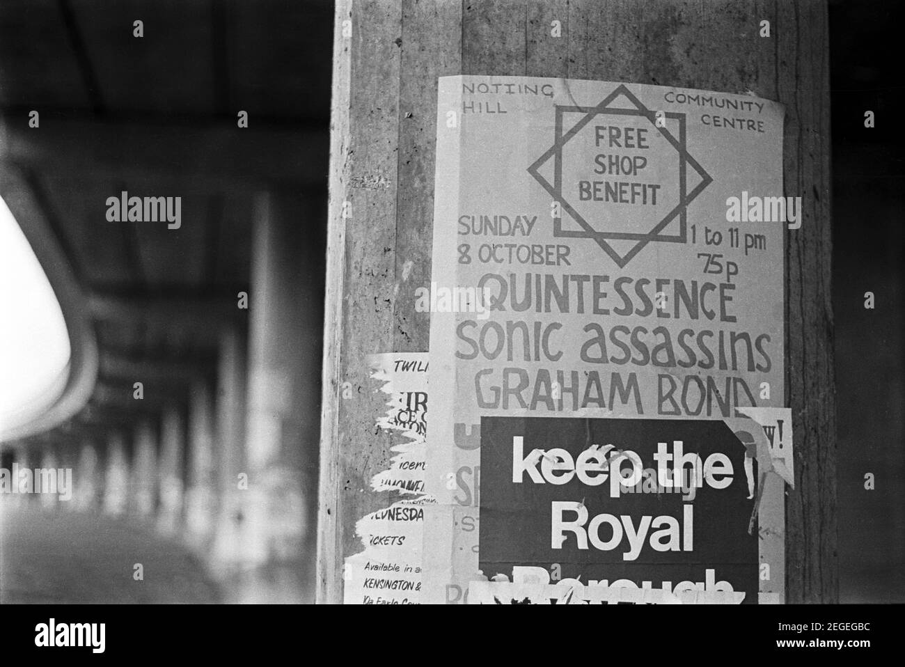 UK, West London, Notting Hill / Ladbroke Grove area, 1973. Un poster per un evento benefit di musica dal vivo (bande locali) bloccato sotto la superstrada sopraelevata Westway (A40). Foto Stock