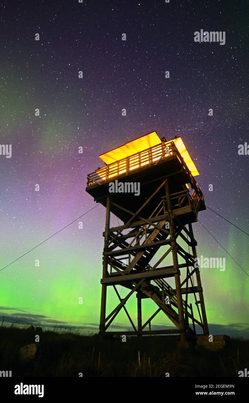 Baldy Mountain Lookout Tower di notte durante l'aurora boreale. Yaak Valley nelle Purcell Mountains, Montana nord-occidentale. Foto Stock