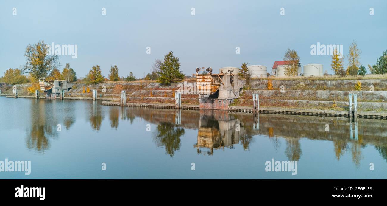 Porto della città vecchia riflesso in acqua Foto Stock