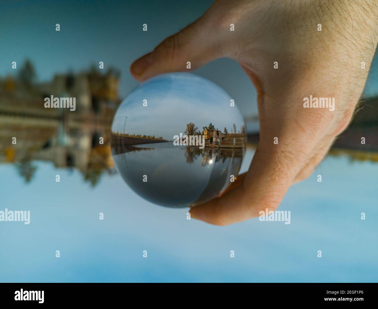Porto della città vecchia riflesso in cristallo vetroso lensball Foto Stock
