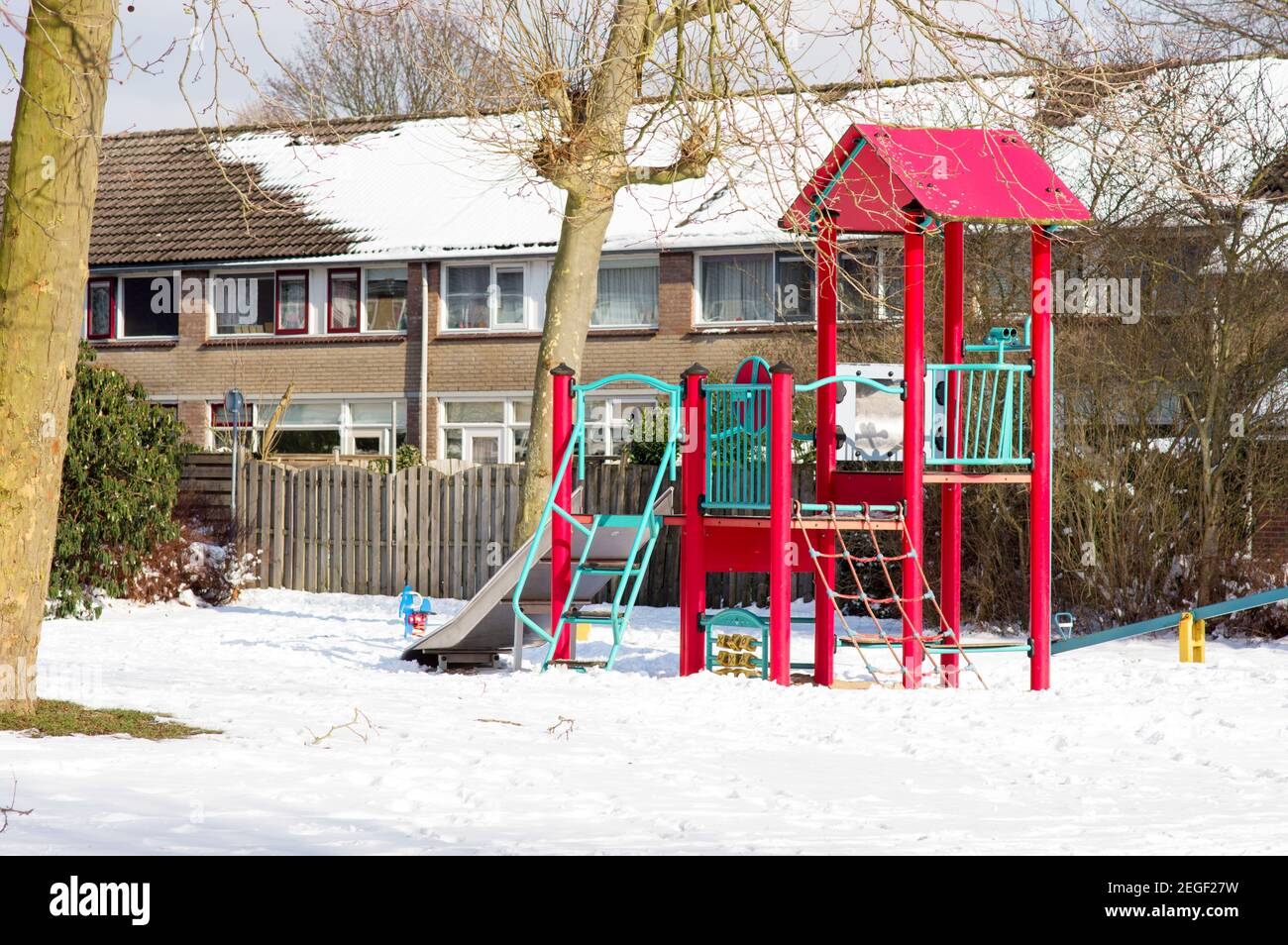 Set gioco con scivolo in zona residenziale in inverno con neve Foto Stock
