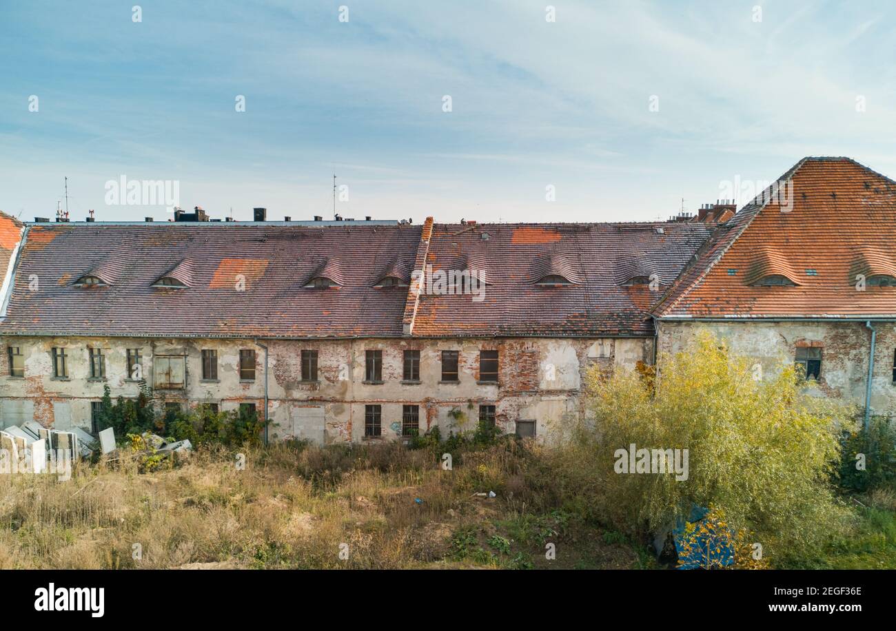 Rovine di un vecchio edificio pieno di finestre e facciata Peeleng cerotti Foto Stock