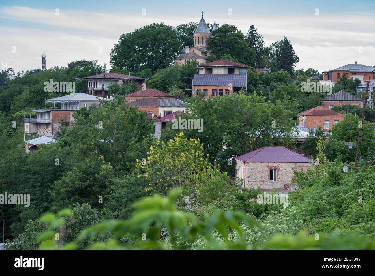 Case residenziali private e Chiesa di San Giorgio (in Via Kazbegi) su una collina coperta di giardini nella città di Kutaisi, Georgia. Foto Stock