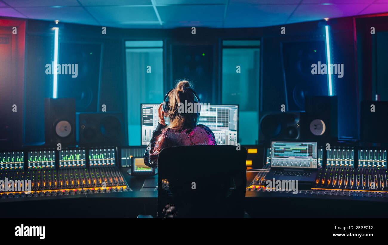 Artista di stile, musicista, ingegnere audio, produttore si svolge presso il suo Control Desk in Music Record Studio, utilizza computer Screen show interfaccia utente di Foto Stock