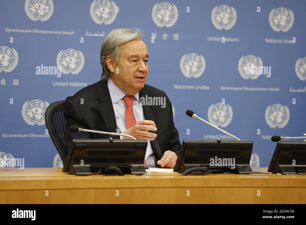Nazioni Unite, pace con la natura.' presso la sede delle Nazioni Unite a New York. 18 Feb 2021. Il Segretario Generale delle Nazioni Unite Antonio Guterres ha parlato durante una conferenza stampa per il lancio di un rapporto del programma ambientale delle Nazioni Unite, "la pace con la natura", presso la sede delle Nazioni Unite a New York, il 18 febbraio 2021. Guterres giovedì ha chiesto un'azione globale per fermare "una guerra sensena e suicida sulla natura" e affrontare la perturbazione del clima, la perdita di biodiversità e l'inquinamento. Credit: Xie e/Xinhua/Alamy Live News Foto Stock