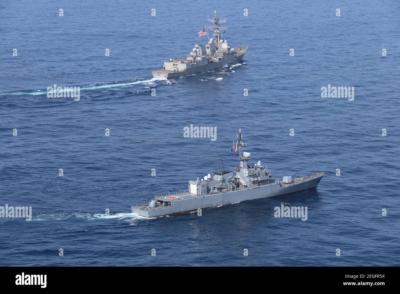 Un cacciatorpediniere guidato-missile della marina americana Arleigh, classe Burke, USS James E. Williams, in alto, conduce un esercizio di passaggio con la fregata navale colombiana ARC Antioquia durante le operazioni congiunte 15 febbraio 2021 nel Mar dei Caraibi. Foto Stock