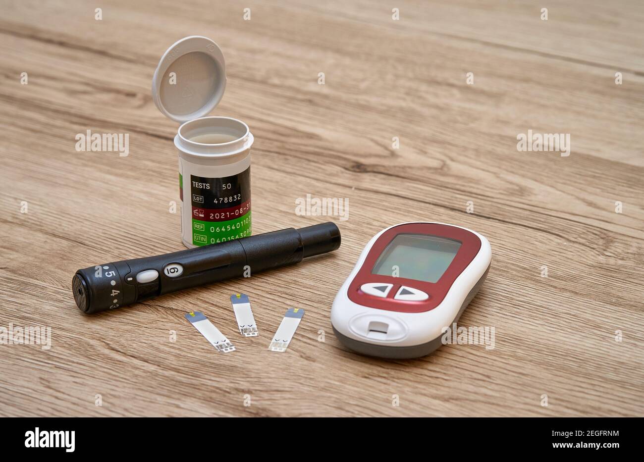 Apparecchiatura per la misurazione della glicemia a casa - strisce e lancette per glucometro. Foto Stock