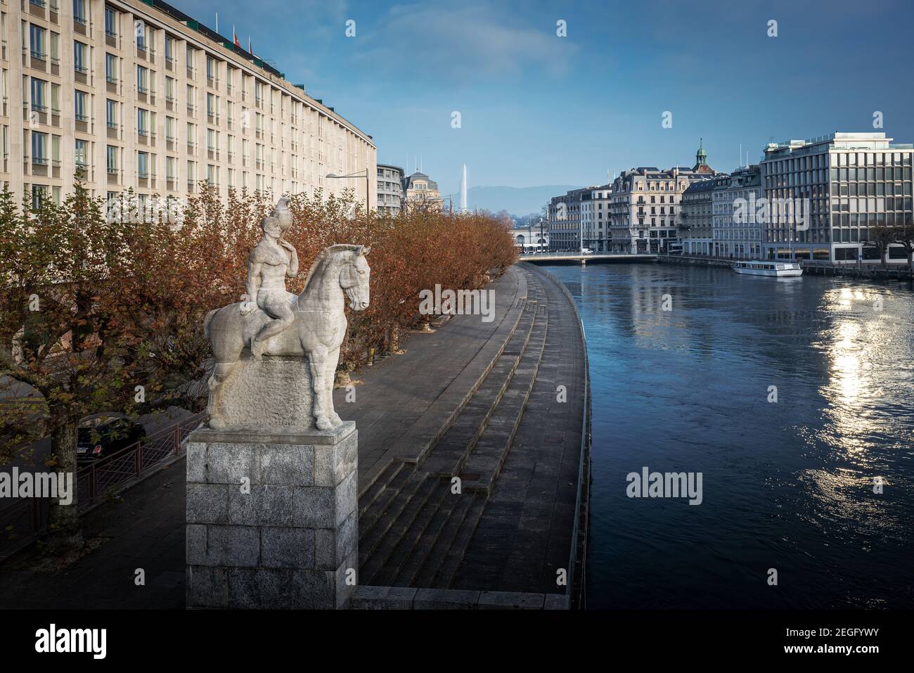 Fiume Rodano e statua di Aigle de Geneve - Ginevra, Svizzera Foto Stock