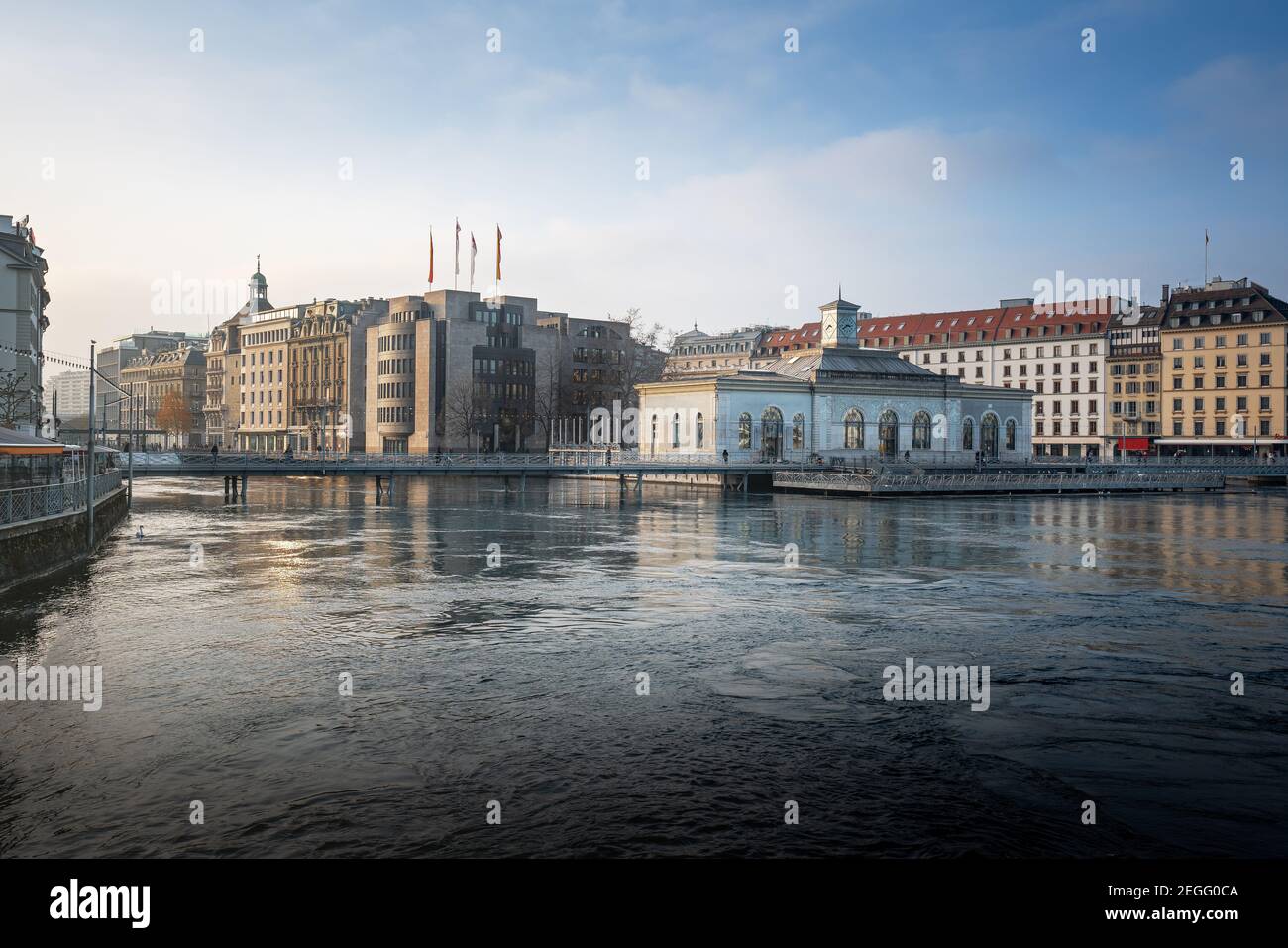 Fiume Rodano e skyline di Ginevra - Ginevra, Svizzera Foto Stock