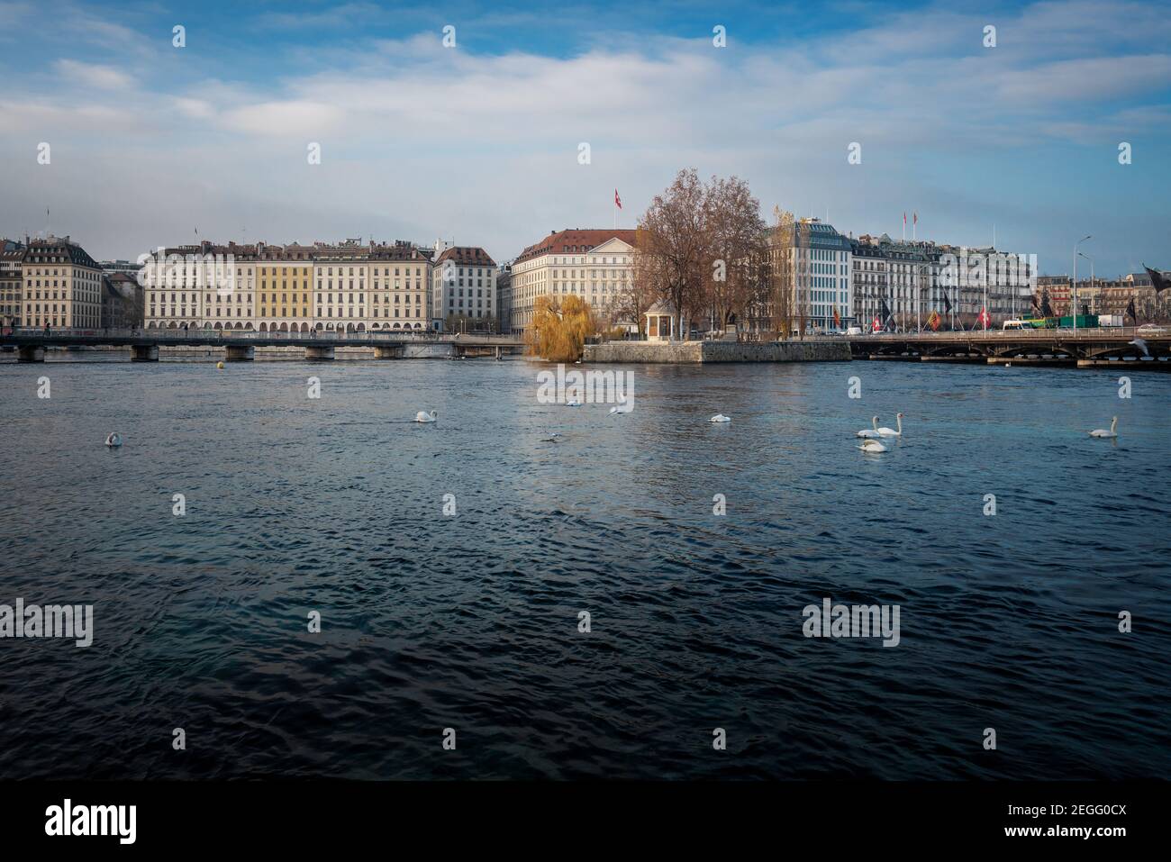 Fiume Rodano e skyline di Ginevra - Ginevra, Svizzera Foto Stock