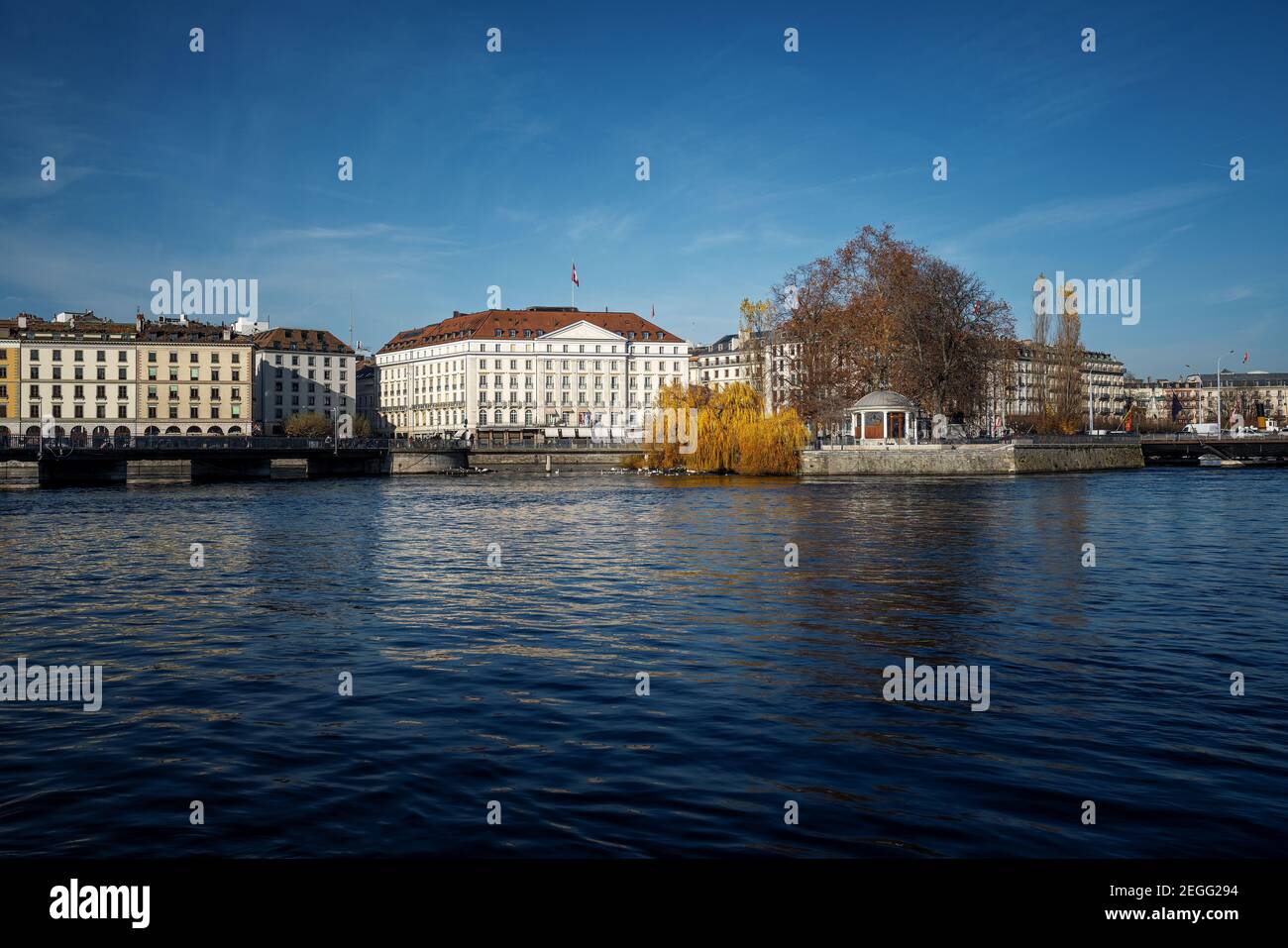 Fiume Rodano e skyline di Ginevra - Ginevra, Svizzera Foto Stock