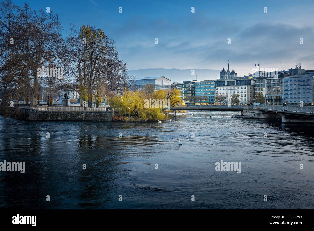 Fiume Rodano e skyline di Ginevra - Ginevra, Svizzera Foto Stock