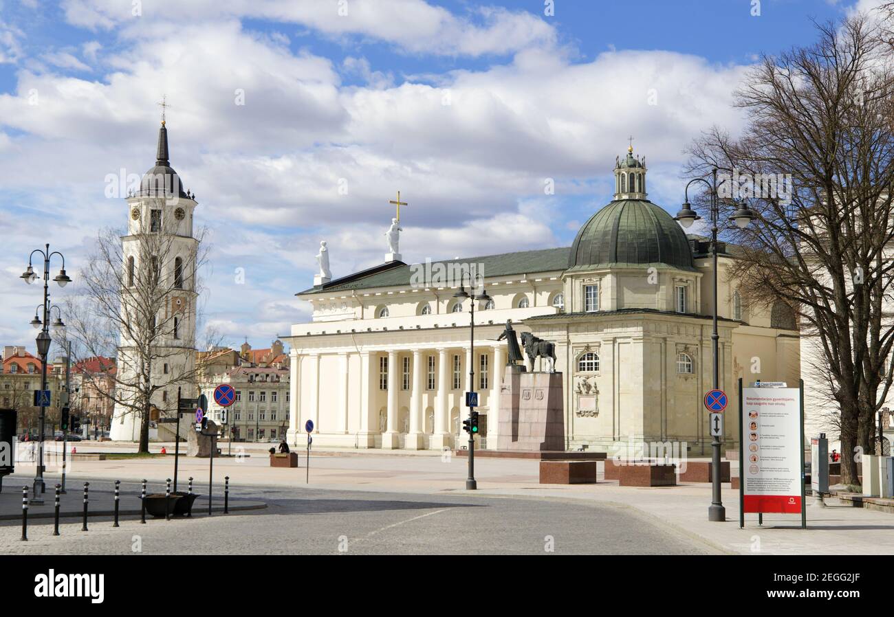 La Basilica Cattedrale e il Campanile della Cattedrale di Vilnius, capitale della Lituania. Foto Stock