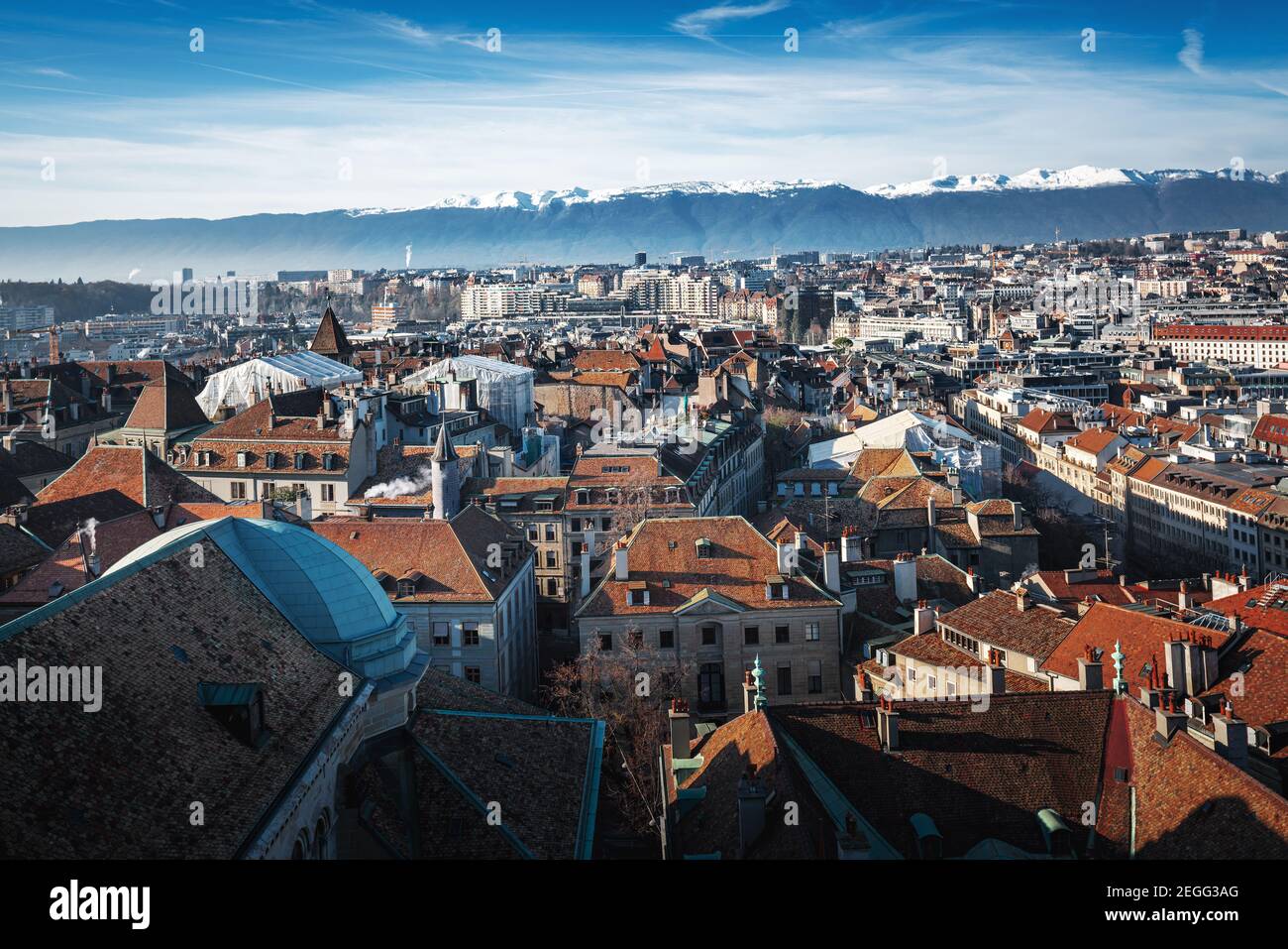 Veduta aerea di Ginevra con le Alpi sullo sfondo - Ginevra, Svizzera Foto Stock