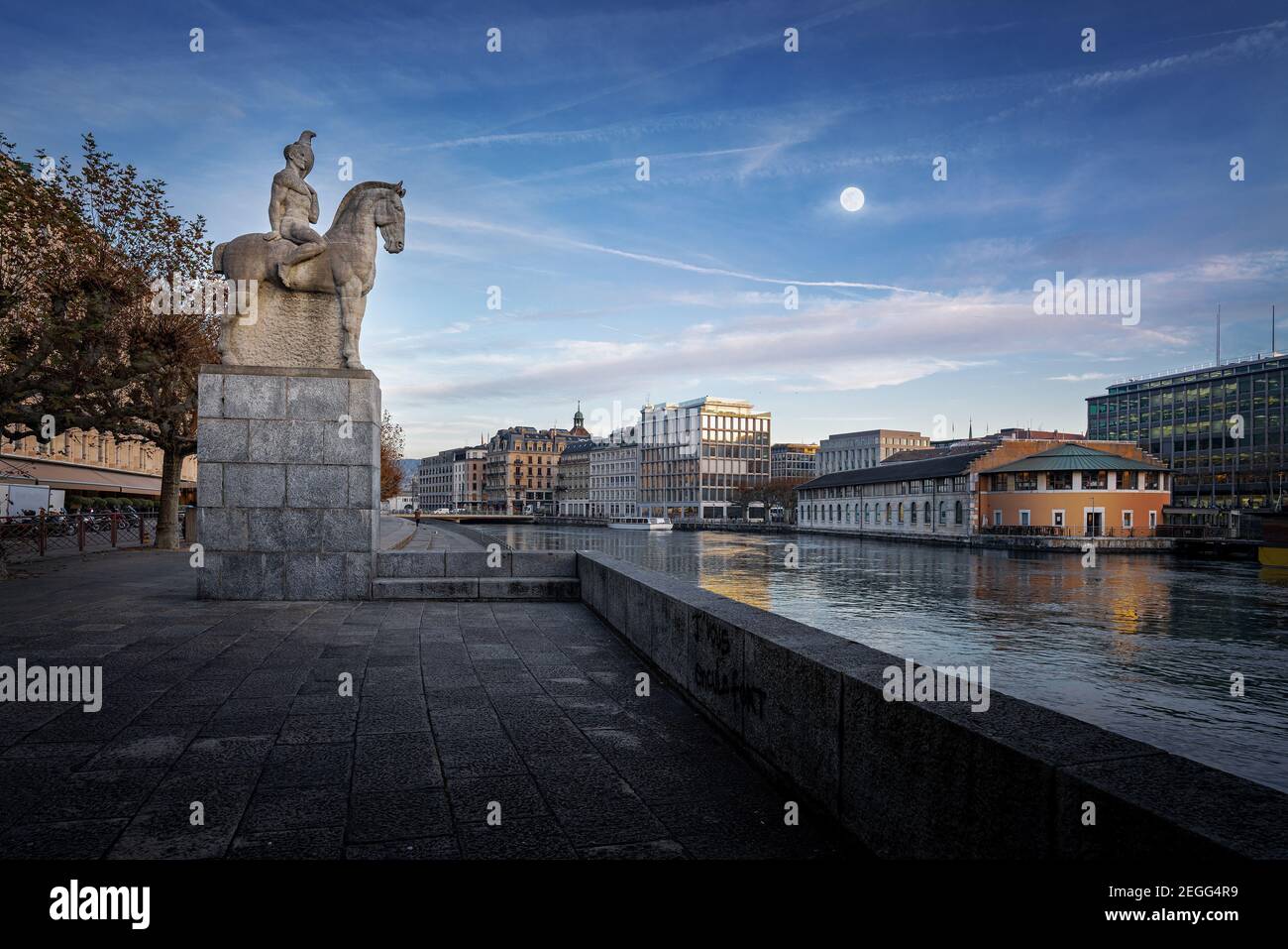 Fiume Rodano e statua di Aigle de Geneve di notte - Ginevra, Svizzera Foto Stock