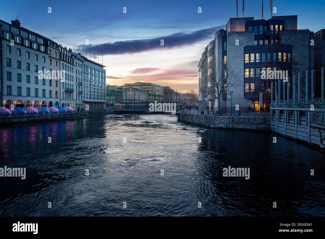 Fiume Rodano e skyline di Ginevra al tramonto - Ginevra, Svizzera Foto Stock