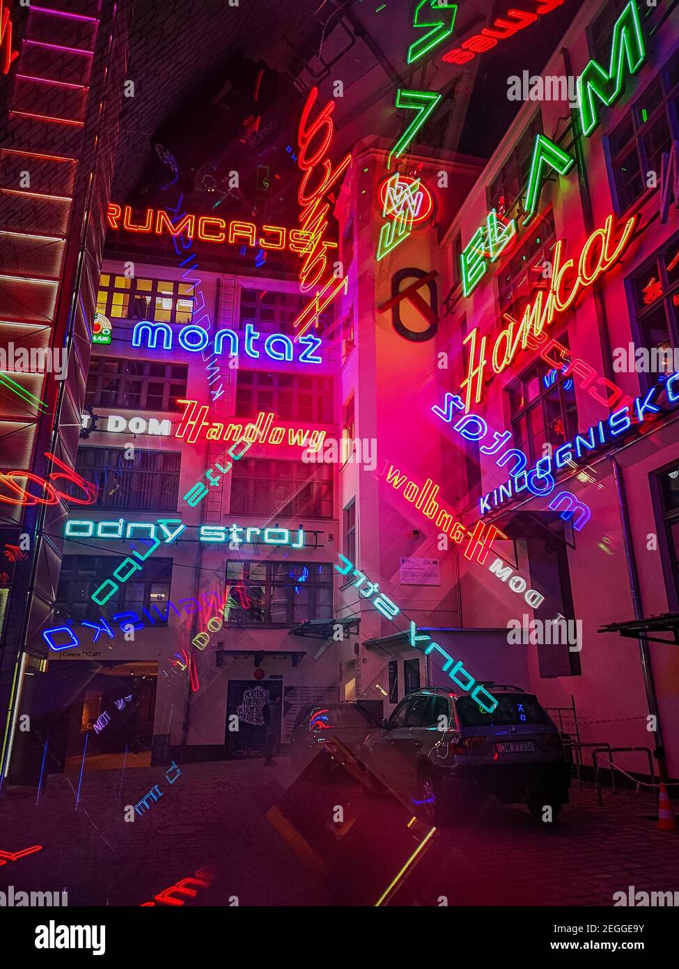 Wroclaw Ottobre 10 2019 Galleria Neon riflessa in cubo prismatico Foto Stock