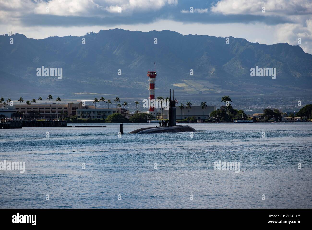 Il sottomarino ad attacco rapido USS Springfield della marina militare statunitense di classe Los Angeles parte dalla base militare Pearl Harbor-Hickam a seguito di uno schieramento programmato il 12 febbraio 2021 a Honolulu, Hawaii. Foto Stock