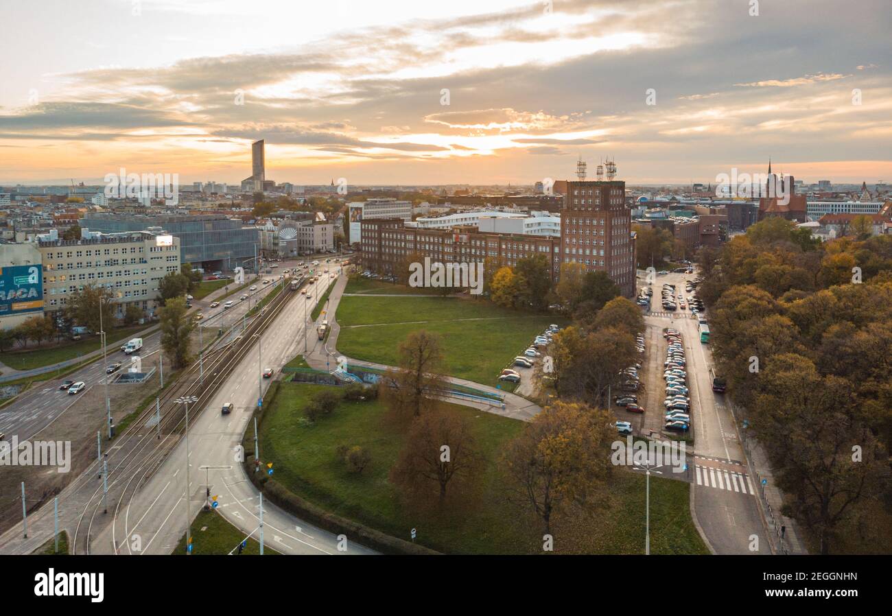 Wroclaw Ottobre 18 2019 il drone aereo guarda al tramonto paesaggio urbano Foto Stock