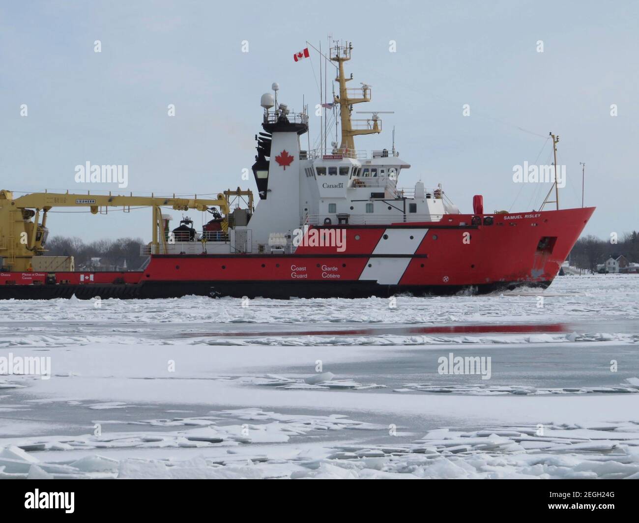 Canadian Coast Guard Ship Samuel Risley taglia attraverso il ghiaccio sul fiume St. Clair a sostegno dell'operazione Coal Shovel 10 febbraio 2021 vicino Detroit, Michigan. L'operazione Coal Shovel è una missione annuale nazionale di rottura del ghiaccio condotta sui laghi Huron, Ontario, Erie, St. Clair, il sistema fluviale St. Clair/Detroit e St. Lawrence Seaway. Foto Stock