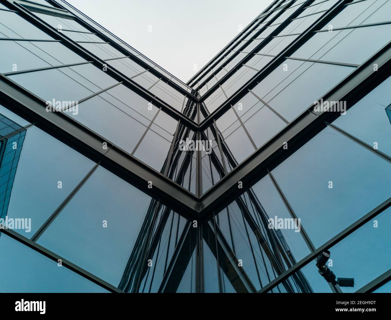 Vista dall'alto verso i riflessi nell'angolo di un moderno edificio aziendale Foto Stock