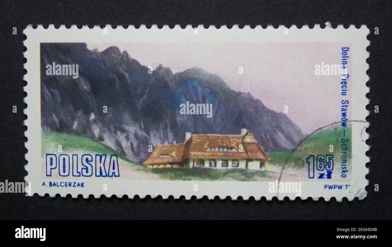Kharkiv, Ucraina - 3 settembre 2020: Vintage stamp. Una baita in una foresta su una montagna in Polonia, circa 1972 Foto Stock