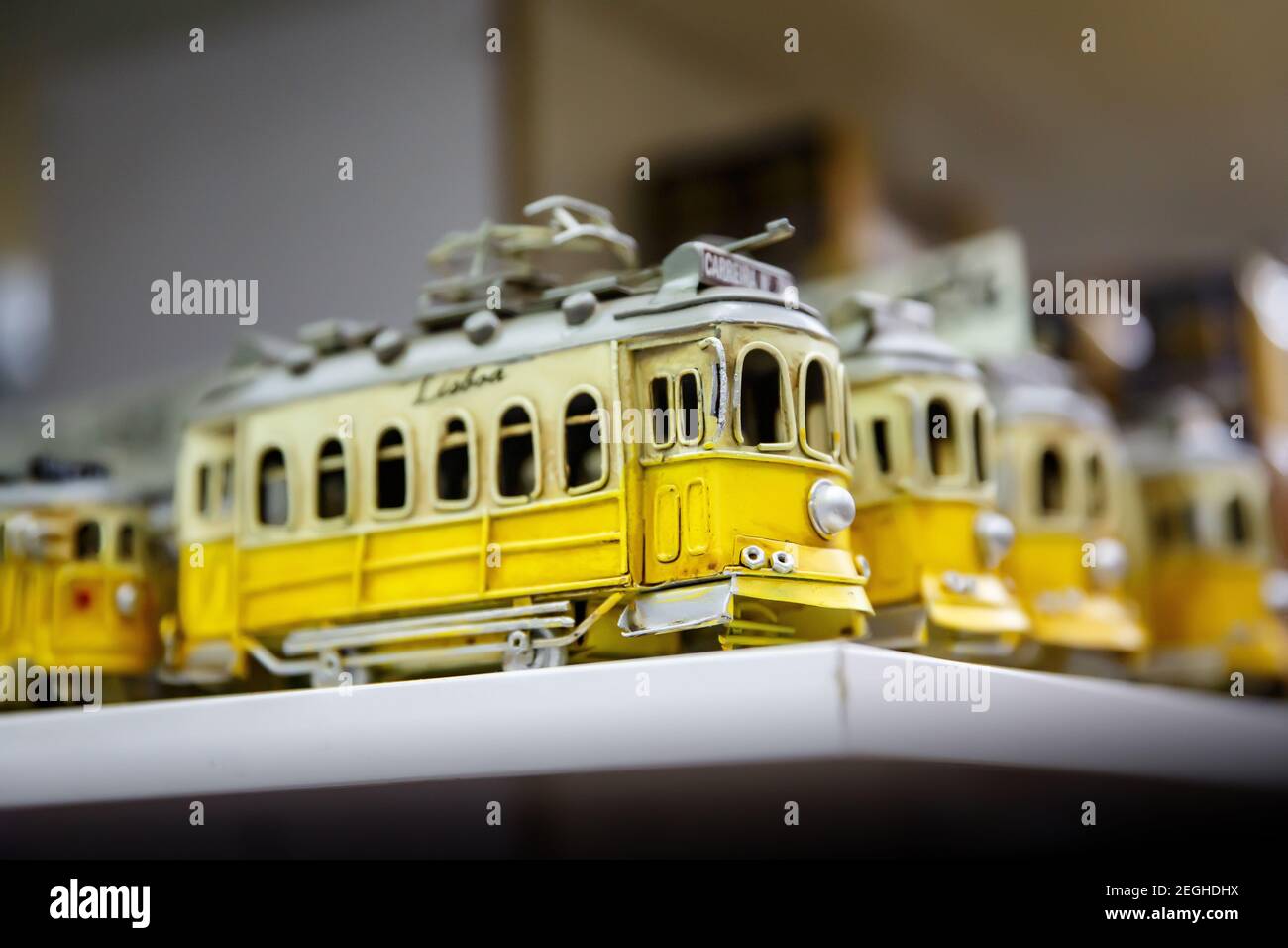 Simbolo di Lisbona, un giocattolo del tradizionale tram giallo Foto Stock