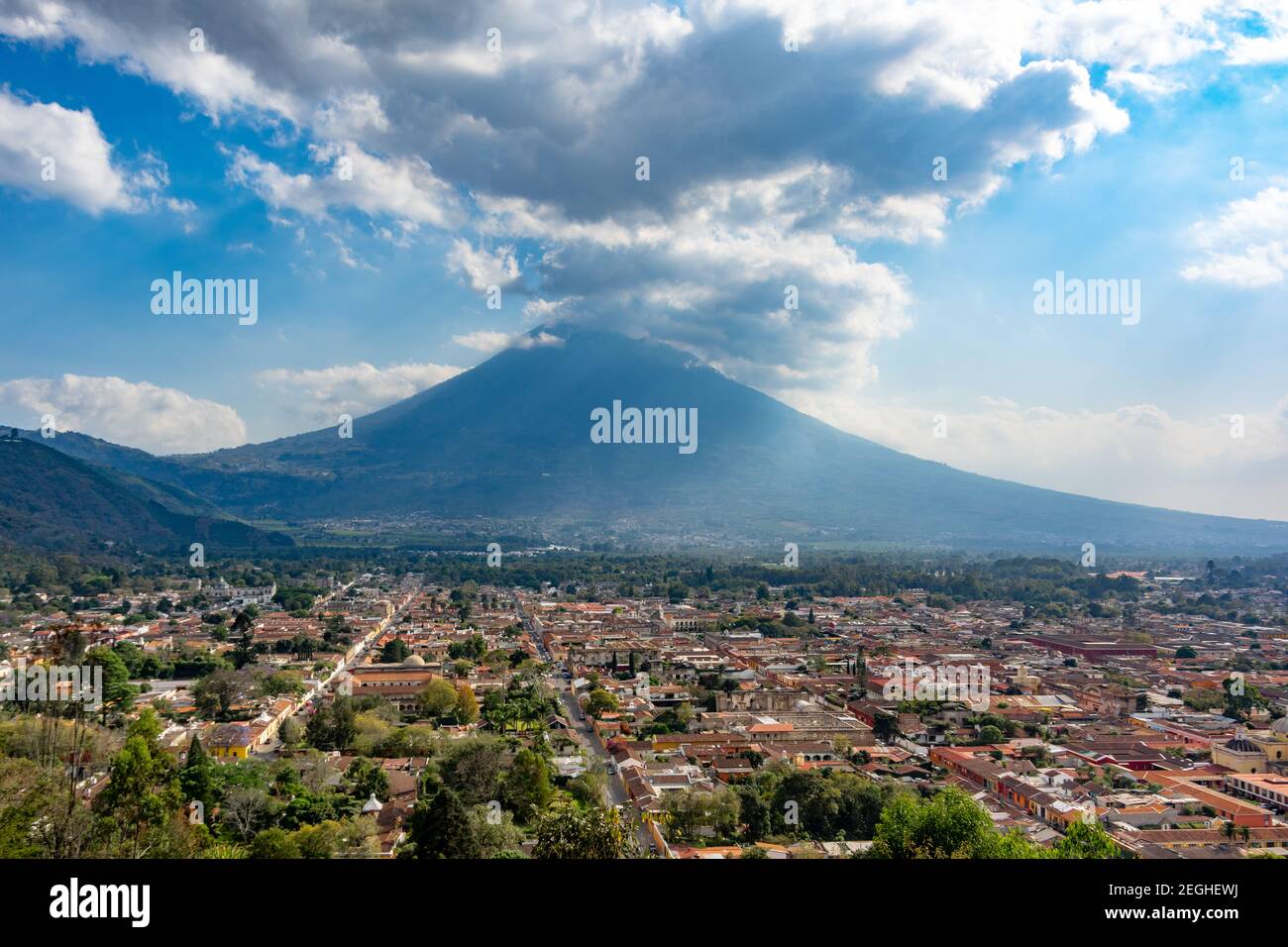 Una splendida vista di Antigua, Sacatepéquez, Guatemala da Cerro de la Cruz Foto Stock