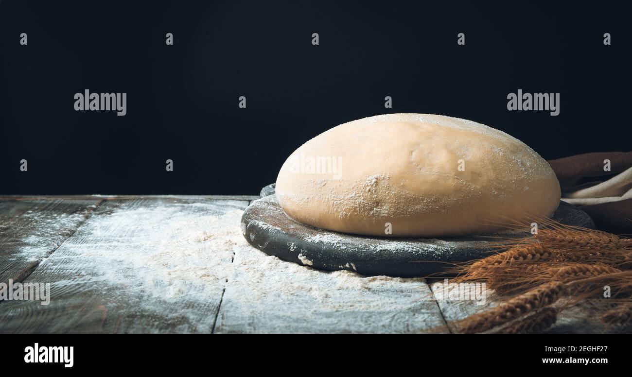 Sfondo di cottura con testo coperto di farina su sfondo scuro. Foto Stock