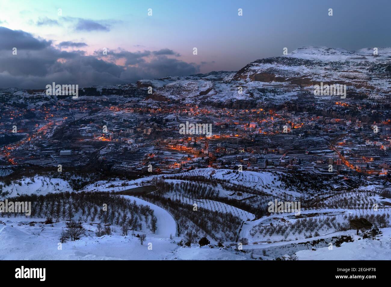 Incredibile paesaggio di una piccola città montana alla sera. Vacanza invernale a Faraya. Libano. Foto Stock