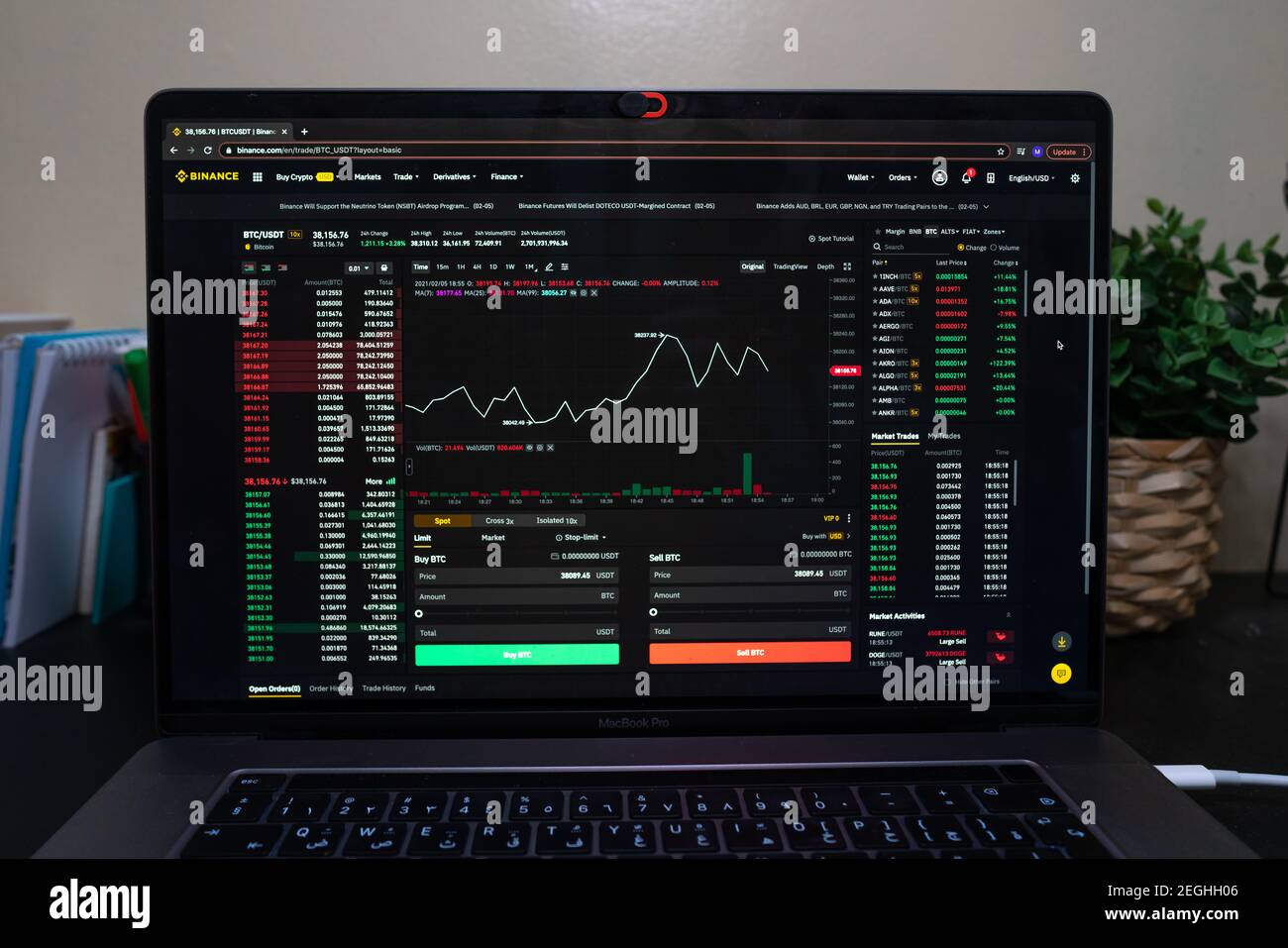 Grafico di valuta di Crypto con i valori che si muovono in su e giù, le statistiche di commercio e l'analisi sullo schermo del laptop | sfondo del forex | Opzioni binarie | azioni Foto Stock