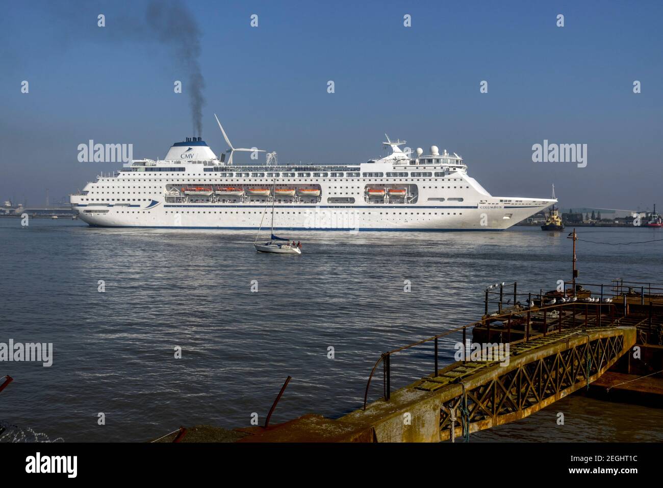 Nave da crociera CMV Columbus al terminal delle navi da crociera di Tilbury all'inizio del Covid 19 Pandemic. Tratto da Gravesend Kent. Foto Stock