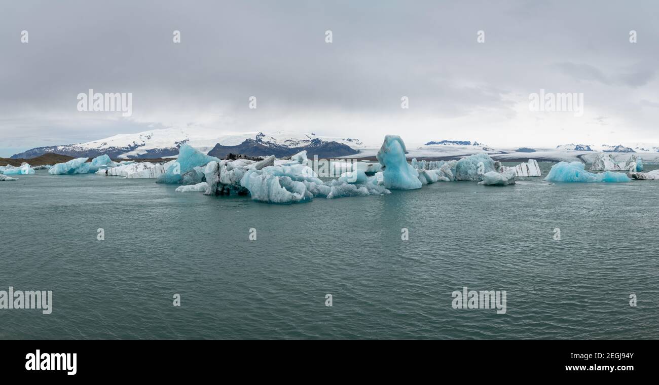Vista degli iceberg nella laguna glaciale di Jokulsarlon formata con ghiaccio fondente, Islanda, riscaldamento globale e cambiamento climatico concetto Foto Stock
