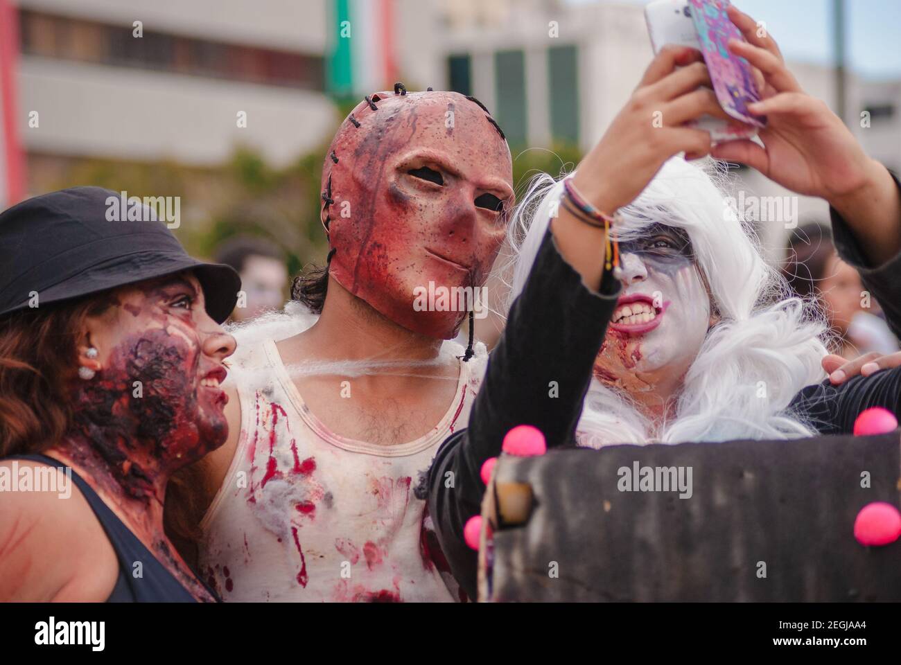 Si svolge la marcia zombie, un evento familiare che incoraggia la non discriminazione e la tolleranza. Foto Stock