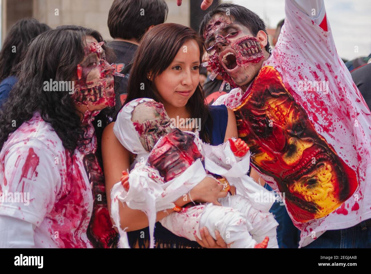 Si svolge la marcia zombie, un evento familiare che incoraggia la non discriminazione e la tolleranza. Foto Stock