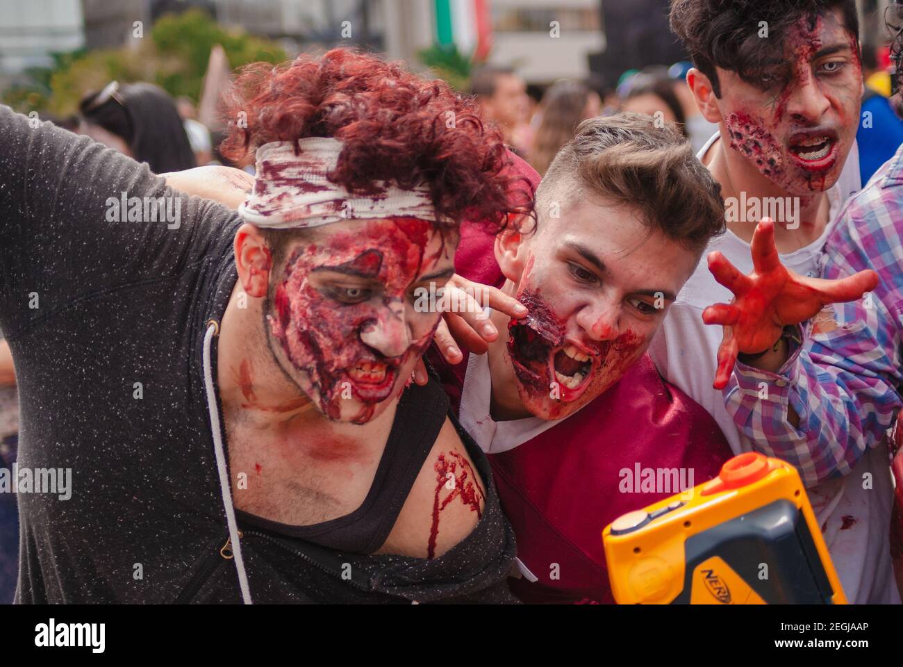 Si svolge la marcia zombie, un evento familiare che incoraggia la non discriminazione e la tolleranza. Foto Stock