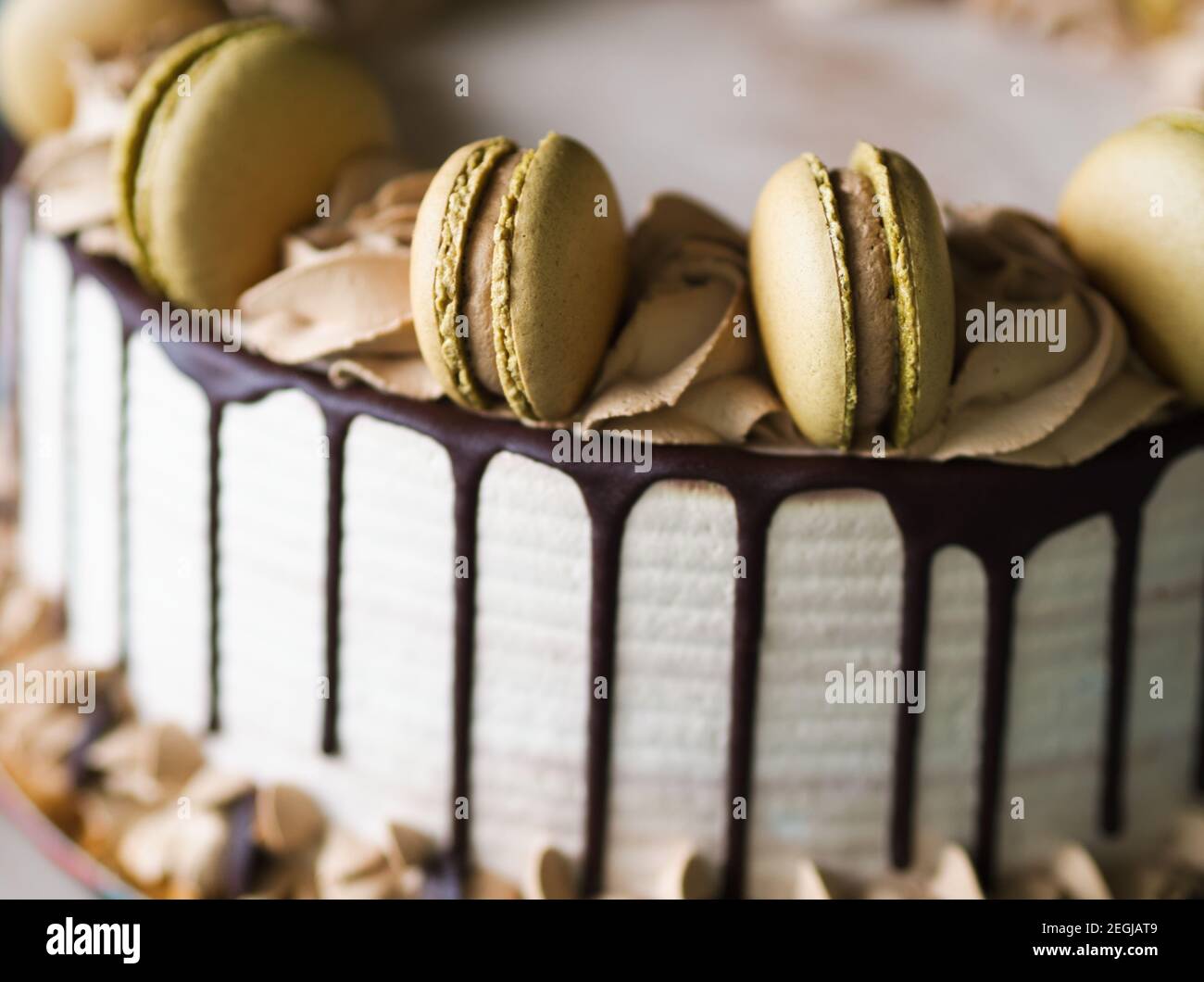 Torta di Macaron bianca e marrone con decorazione al cioccolato Closeup  Foto stock - Alamy