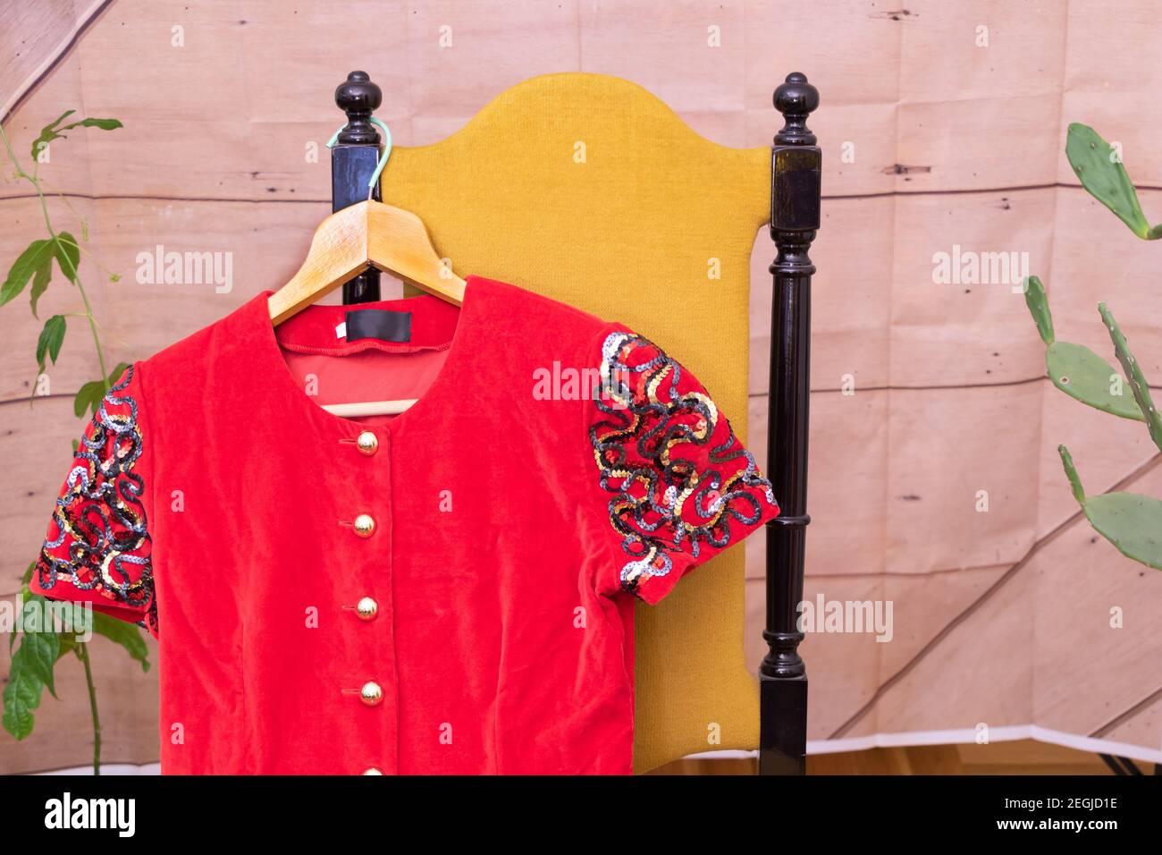 Un abito rosso appeso su una sedia. Foto Stock
