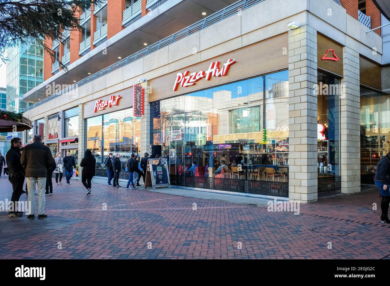 Pizza Hut. I clienti entrano nel ristorante Pizza Hut. Centro commerciale Oracle, Reading, Berkshire, Inghilterra, GB, REGNO UNITO Foto Stock