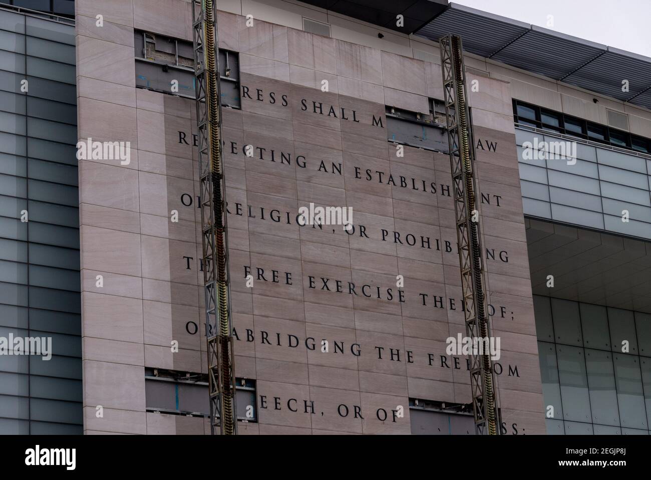 Washington, Stati Uniti. 18 Feb 2021. Una copia del primo muro di emendamento è stata rimossa dalla parte anteriore dell'edificio che era in precedenza il Newseum, lungo Pennsylvania Avenue a Washington, DC Giovedi, 18 febbraio 2021. La Johns Hopkins University avrà il controllo del vecchio edificio di Newseum. Foto di Ken Cedeno/UPI Credit: UPI/Alamy Live News Foto Stock