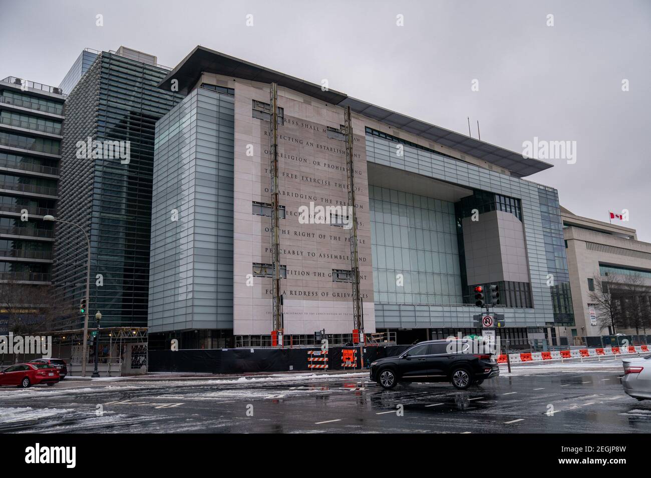 Washington, Stati Uniti. 18 Feb 2021. Una copia del primo muro di emendamento è stata rimossa dalla parte anteriore dell'edificio che era in precedenza il Newseum, lungo Pennsylvania Avenue a Washington, DC Giovedi, 18 febbraio 2021. La Johns Hopkins University avrà il controllo del vecchio edificio di Newseum. Foto di Ken Cedeno/UPI . Credit: UPI/Alamy Live News Foto Stock