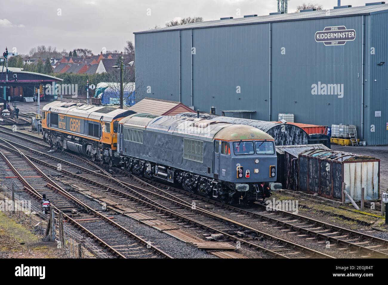 69001 (ex 56031) viene spinto nelle piattaforme di Kidderminster sulla SVR quando arriva per i test. Foto Stock