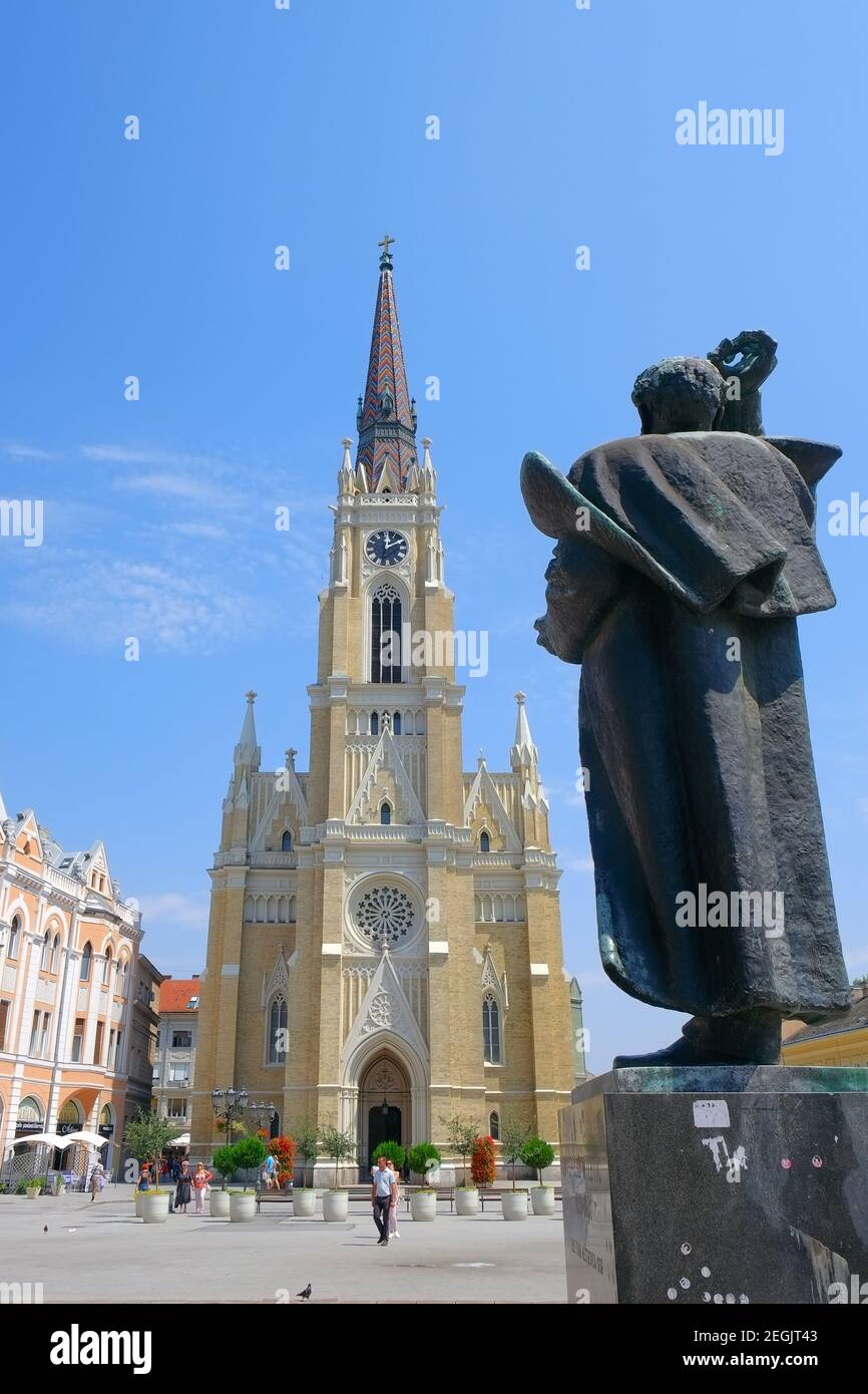 NOVI SAD, SERBIA - 02 AGOSTO: La Cattedrale Cattolica e la statua Svetozar Miletic nella piazza principale di Novi Sad. Girato nel 2014 Foto Stock