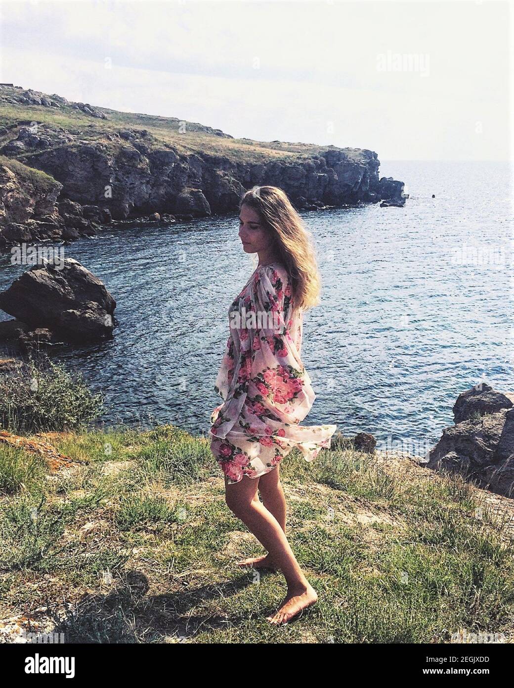 Primo piano di una giovane donna che indossa un abito estivo al mare Foto Stock