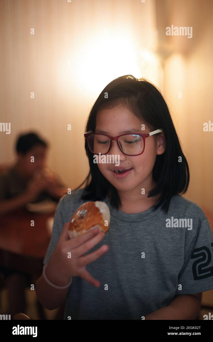 Una ragazza che mangia panna fatta in casa Foto Stock